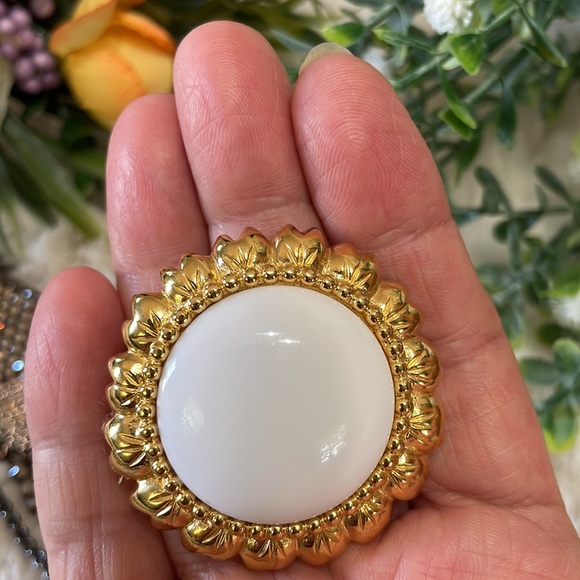 Gorgeous Trifari Gold Brooch - Picture 6 of 6